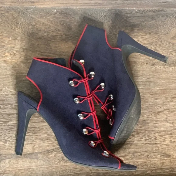 Like new button navy heels with red lining - Picture 2 of 4